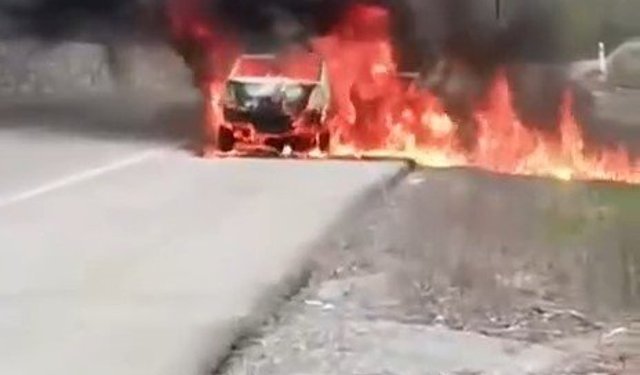 Kırklareli'nde seyir halindeyken yangın çıkan araç küle döndü