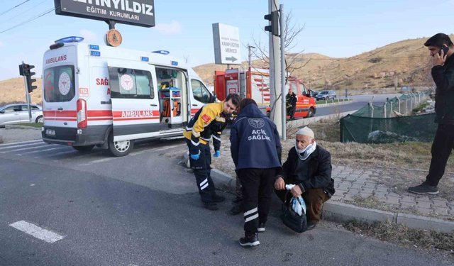 Kırmızı ışıkta bekleyen otomobile çarptı: 2 yaralı