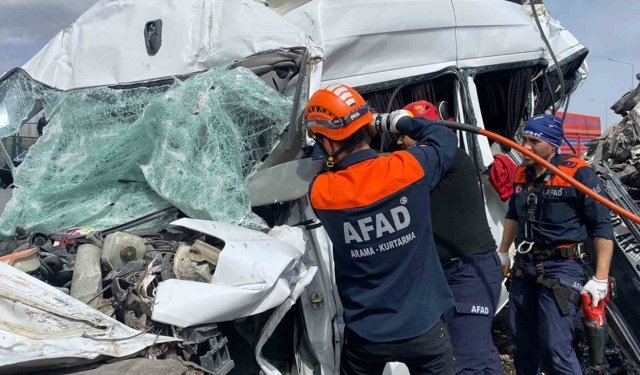Kırşehir'de zincirleme kaza: 1'i ağır 5 yaralı
