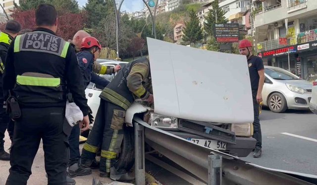 Kocaeli'de facianın eşiğinden dönüldü: Freni tutmayan otomobil bariyerlere çarptı