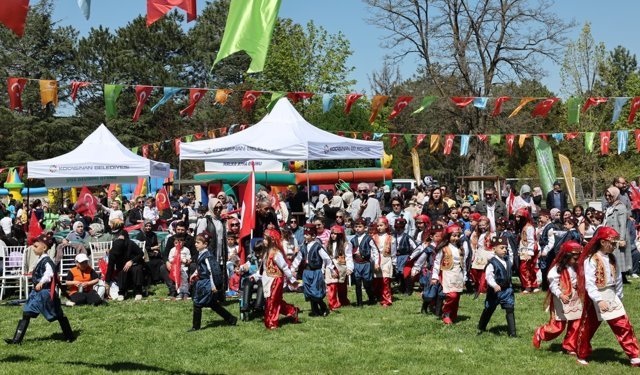 Kocasinan'da bayram havasında geleneksel değerlerle renklenen çocuk şenliği