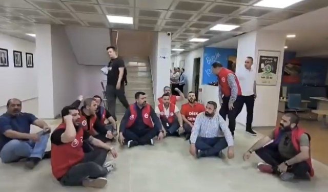Konak Belediyesinde çalışan işçiler geriye dönük hakları için oturma eylemi başlattı