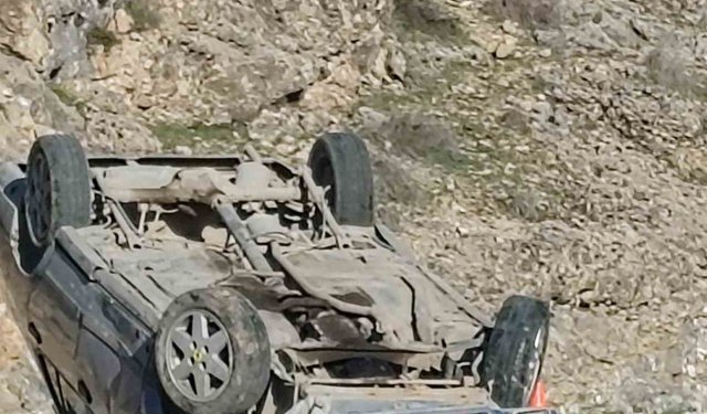 Kontrolden çıkan otomobil ters döndü