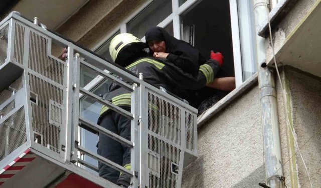 Konya'da binada çıkan yangında mahsur kalan 5'i çocuk 8 kişi ekiplerce kurtarıldı