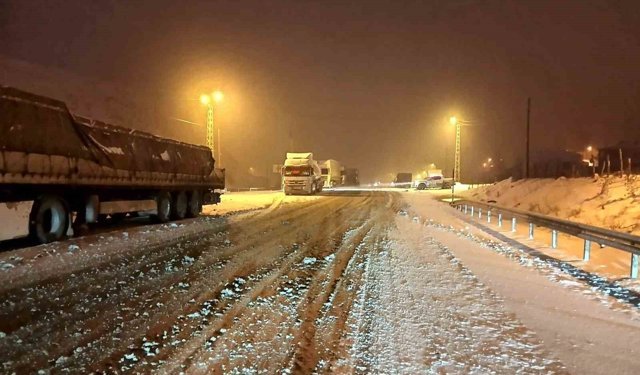 Kop Dağı Geçidi'nde buzlanma ulaşımı aksattı
