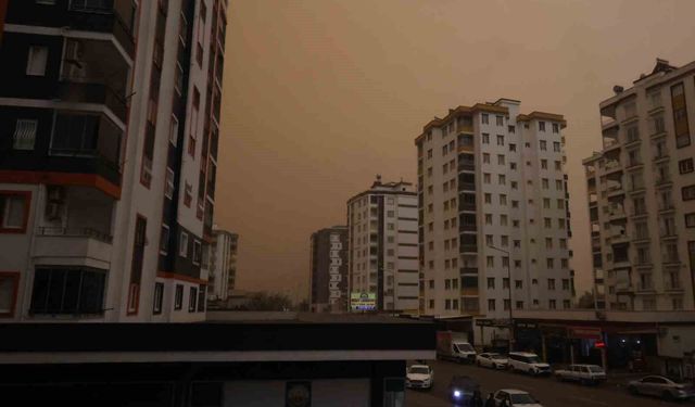 Kozan'da çöl tozu etkili oldu, sağanakla birlikte çamur yağdı