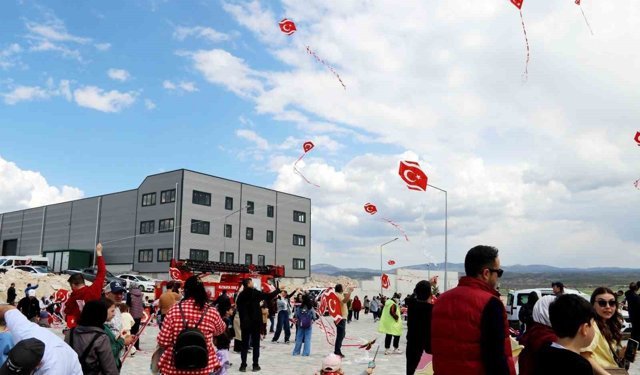 Kütahya OSB'de uçurtmalar gökyüzünü renklendirdi