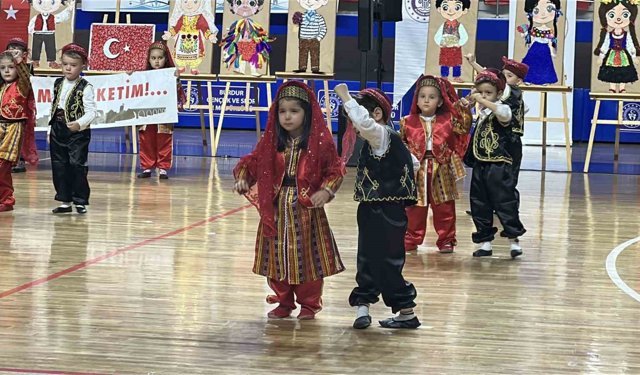 Kutlamaya katılan minik kız hem ağladı hem oynadı