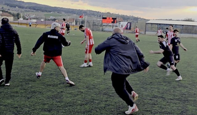 Maç sonunda saha içi bir anda ringe döndü