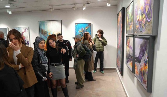 Makineleşen insan eleştirisi tuvale yansıdı: 'Transhüman-izm' Samsun'da açıldı