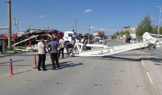 Malatya'da beton pompası devrildi, faciadan dönüldü