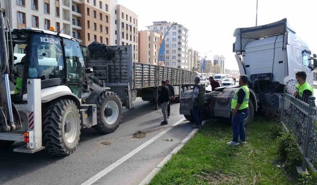 Malatya'da çekici refüje çıktı, trafik kilitlendi