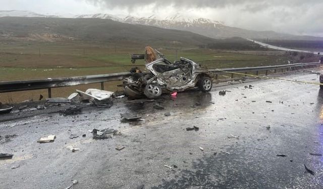 Malatya'da tır ile otomobil kafa kafaya çarpıştı: 3 ölü, 1 yaralı