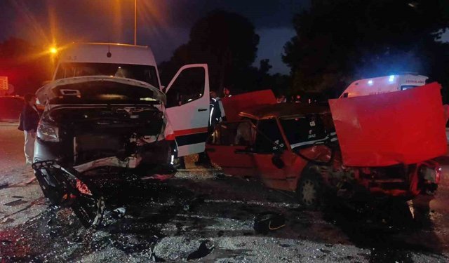 Manavgat'ta tur minibüsü ile otomobil çarpıştı: 4 yaralı