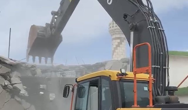 Maraş depremlerinde ağır hasar alan cami yıkıldı