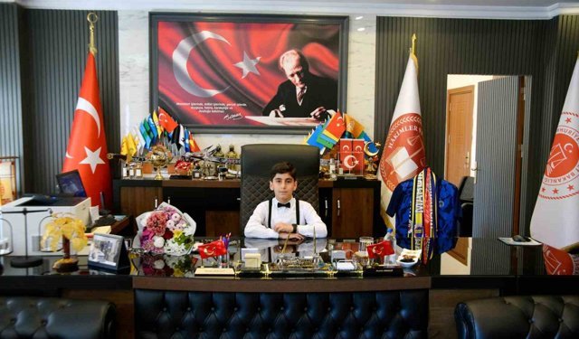 Mardin Cumhuriyet Başsavcısı Akbulut makamını 23 Nisan için öğrenciye emanet etti