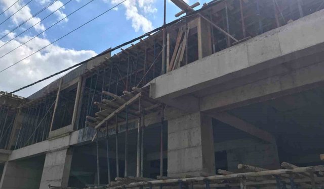 Mardin'de elektrik akımına kapılan inşaat işçisi 3. kattan düşerek ağır yaralandı