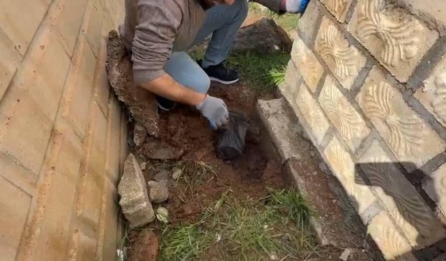Mardin'de mezarlıkta toprağa gömülü eroin ele geçirildi