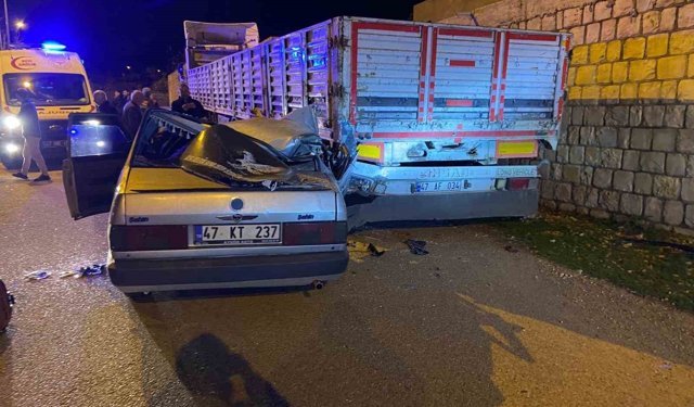 Mardin'de park halindeki tıra çarpan otomobilde 5 kişi yaralandı