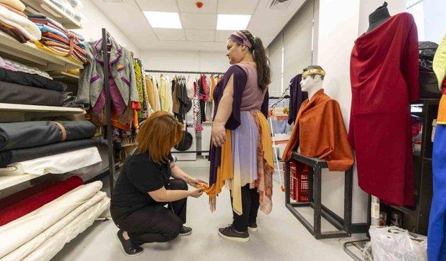 Mersin Büyükşehir Belediyesi Şehir Tiyatrosunda kostümler usta ellerde hazırlanıyor