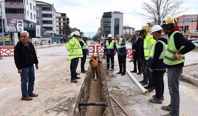 Merzifon'un içme suyu projesinde boru döşeme çalışması sürüyor