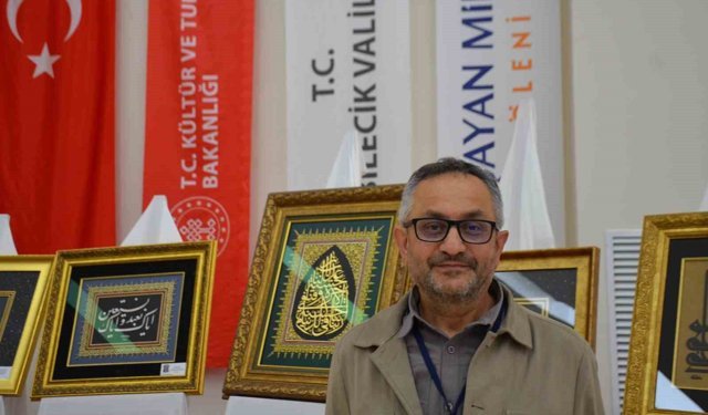 Mesai saatleri haricinde naht sanatını icra ederek, cami ve türbelere hat tabloları yapıyor