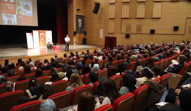 Mesleki tecrübelerini aday öğretmenlerle paylaştı