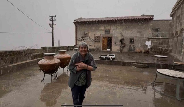 Meyve ağaçlarının çiçek açtığı Güzelyurt'ta kar yağışı