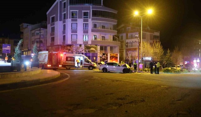 Minibüs ile otomobil çarpıştı: 1'i ağır 3 yaralı