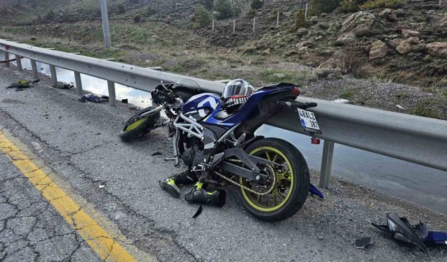 Motosiklet bariyere çarptı: 1 yaralı
