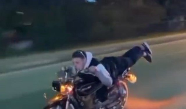 Motosiklet üzerinde tehlikeli şov