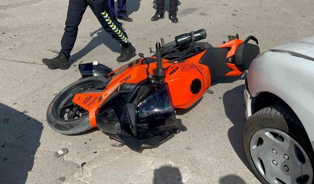 Motosikletin otomobille çarpıştığı kaza kamerada: 1 yaralı