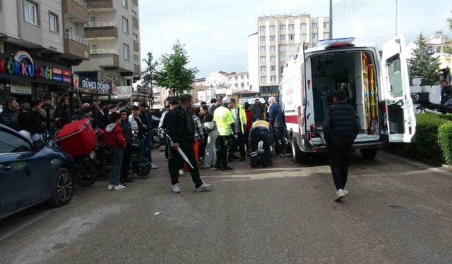 Motosikletin yayalara çarptığı kaza kamerada: Baba ve bebeği yaralandı