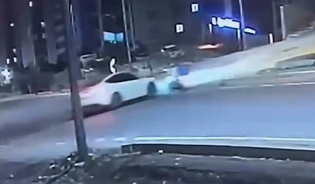 Motosikletliye çarpan otomobil sürücüsü kaçtı