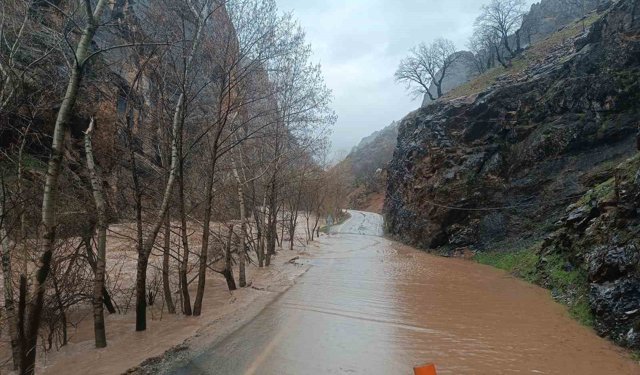 Munzur Nehri taştı, Tunceli-Ovacık yolunda ulaşım durduruldu