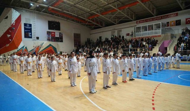 Muş'ta 300 karateciden öğretmenlerine anlamlı sürpriz