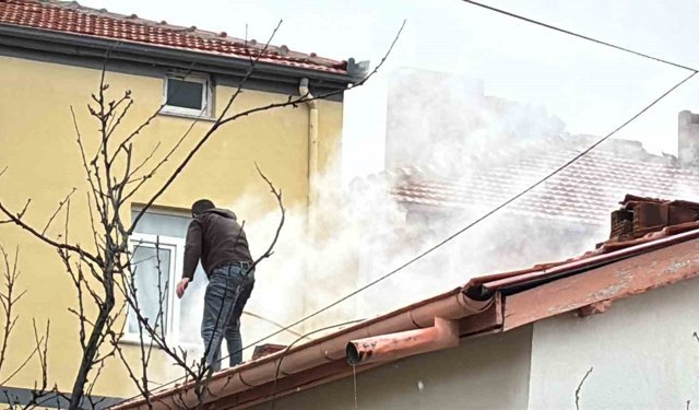 Müstakil evde baca yangını paniğe neden oldu