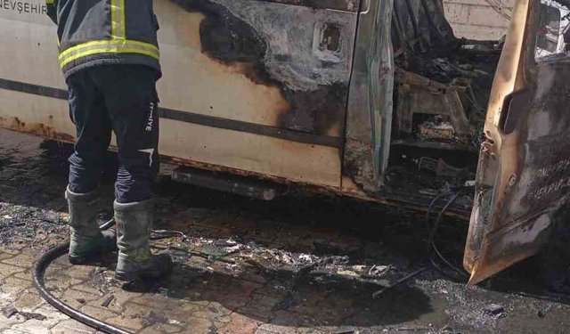 Nevşehir'de park halindeki minibüs alev alev yandı