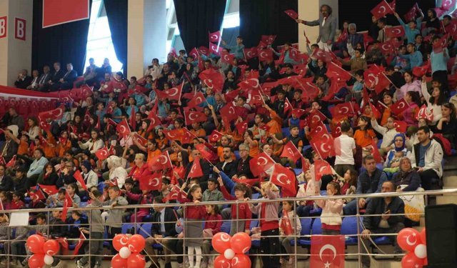 Niğde'de 23 Nisan Coşkusu tören ve gösterilerle kutlandı