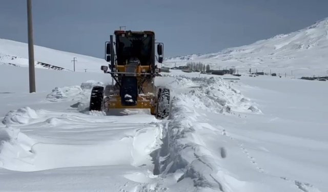 Nisan ayında kardan kapanan köy yolları açıldı