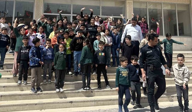 Nusaybin'de polis ile öğrenciler arasında yürek ısıtan görüntü