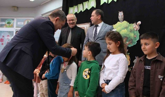 Ödemiş'te minik öğrencilere kitap kurdu madalyası