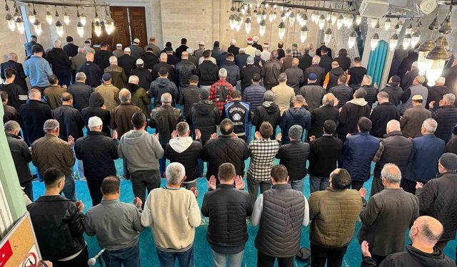 Okul saldırısında hayatını kaybedenler için gıyabi cenaze namazı kılındı