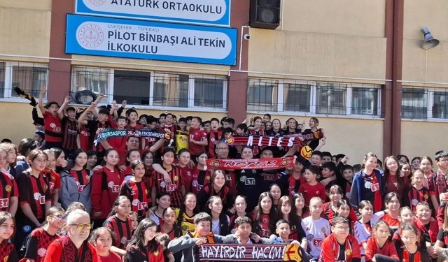 Okula Eskişehirsor formasıyla gelip teneffüslerde yaptıkları tezahüratlarla takımlarının başarısını kutladılar