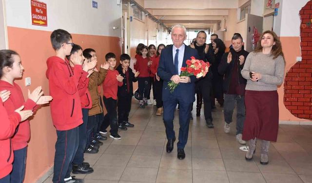 Ömrünün 46 yılını öğrencilerine adadı: Emekli olan öğretmene duygusal veda