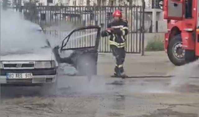 Osmaniye'de park halindeki otomobil alev alev yandı