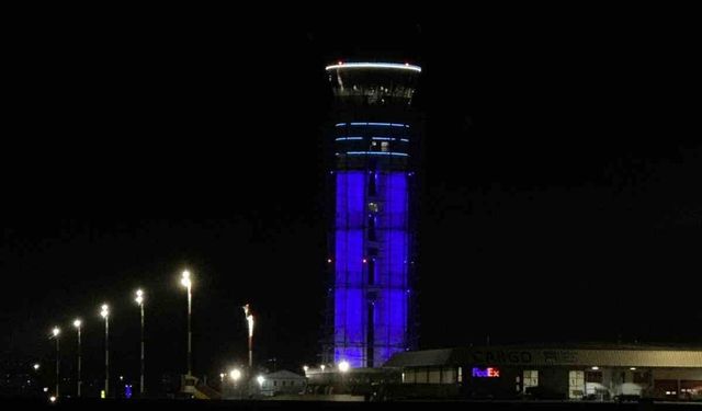 Otizm Farkındalık Günü'nde Sabiha Gökçen Havalimanı kulesi maviye büründü