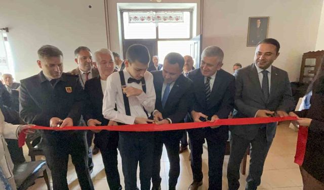 Otizmli iki gencin ilk kişisel resim sergisi: 'Renklerle Konuşuyoruz'