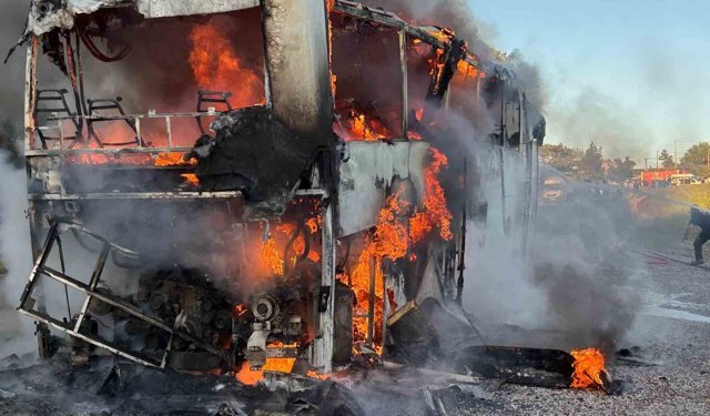 Otobüs alev topuna döndü, yolcular son anda kurtuldu