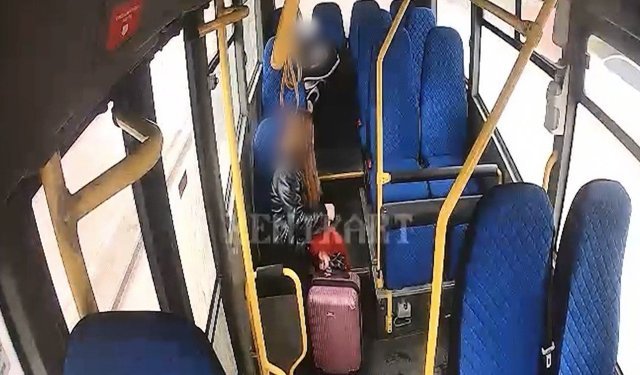 Otobüsü ambulansa çevirdi, bayılan öğrenciyi hastaneye taşıdı